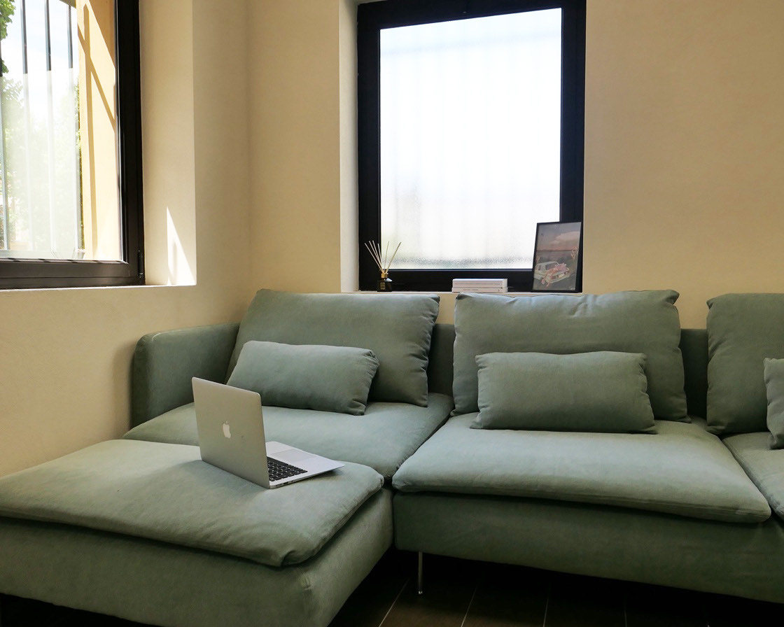 Sera, relax nell'area comune dello studentato a Grugliasco